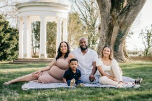 Including siblings in maternity photos GTA 2026